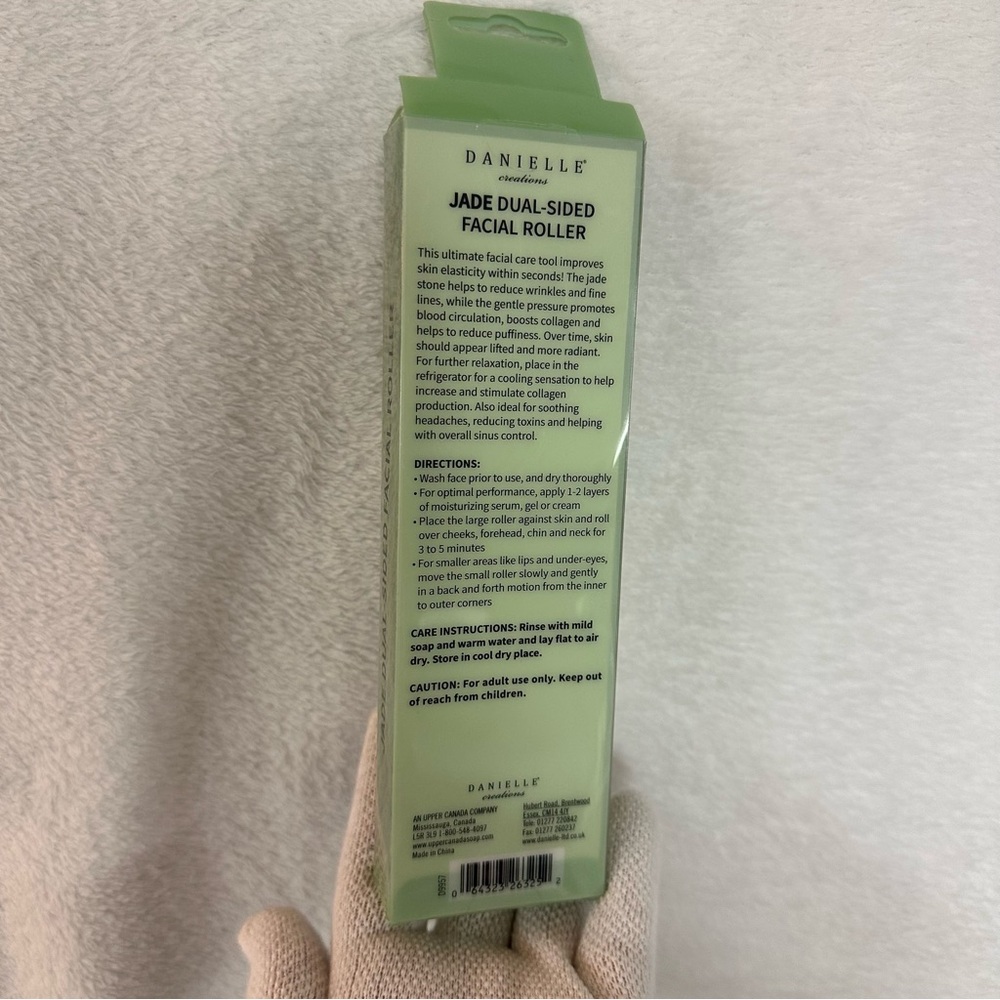 Jade Dual-Sided Facial Roller Green OS - Picture 3 of 5